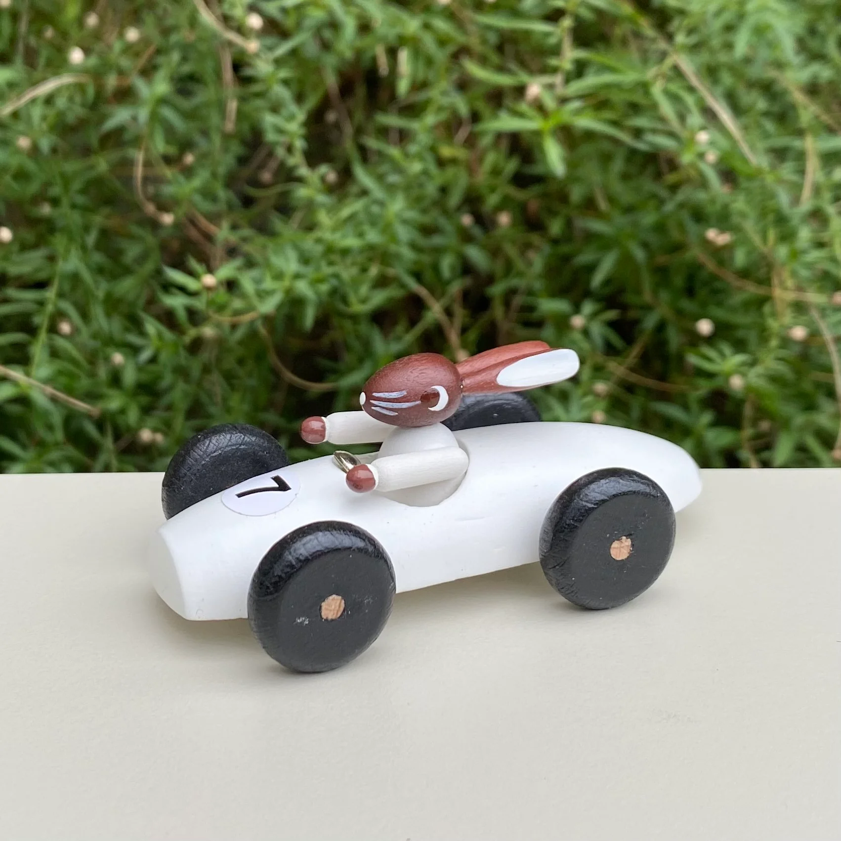 Osterhase in White Racing Car